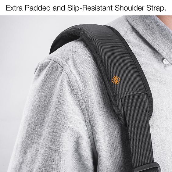 Túi đeo TOMTOC shoulder bags MB Pro 13" Đen